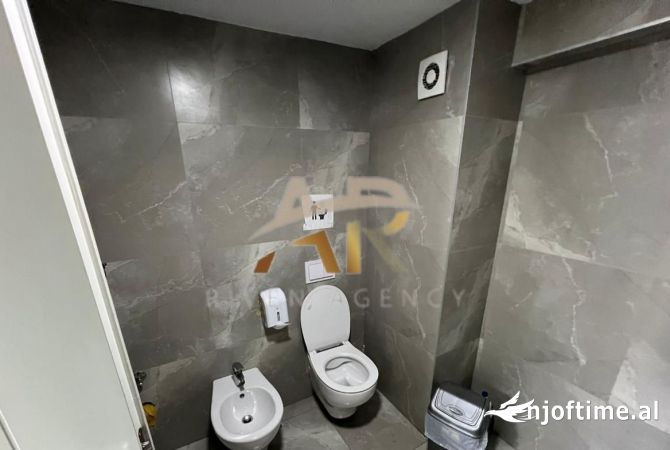 Jepet me qera ambient komercial i pershtatshem per cdo lloj biznesi