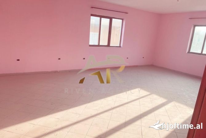 Ambiente Commerciale in Affitto 3+1 a Tirana - 500 Euro