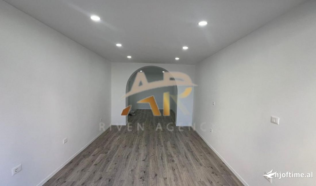 Jepet me qira ambjent biznesi i pershtatshem per Zyre, parukeri, kancelari etc, tek Stadiumi Dinamo 