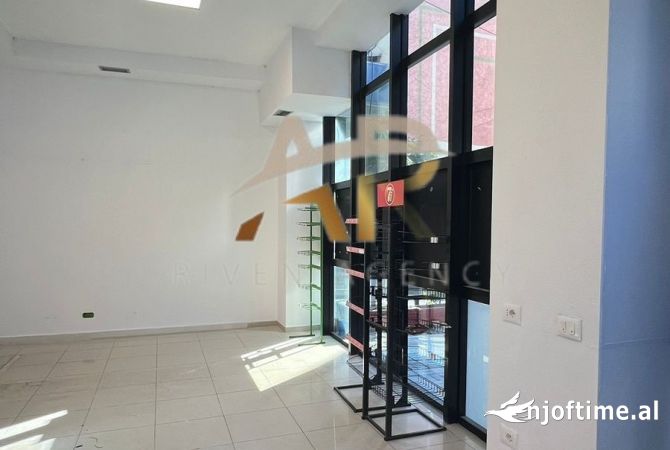 Ambiente Commerciale in Affitto 1+1 a Tirana - 850 Euro