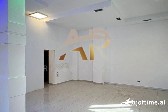 Ambiente Commerciale in Affitto 1+1 a Tirana - 850 Euro