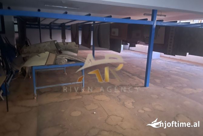 Ambiente Commerciale in Affitto 1+1 a Tirana - 4,000 Euro