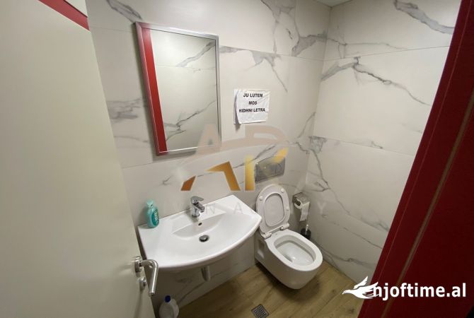 Shitet biznesi Fast Food Komuna Parisit