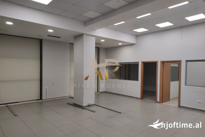 Ambiente Commerciale in Affitto 3+1 a Tirana - 120,000 Leke