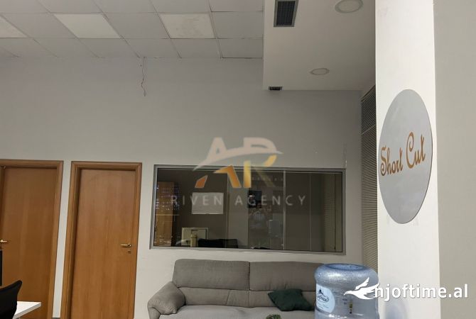 Ambiente Commerciale in Affitto 3+1 a Tirana - 120,000 Leke