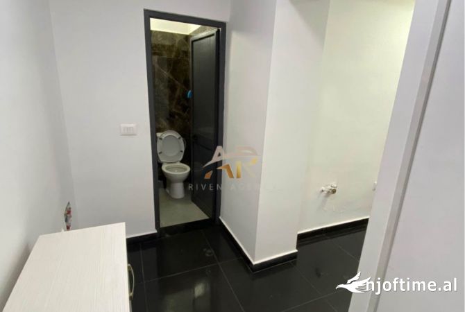 Jepet me qira ambjent biznesi tek Stacioni i Trenit