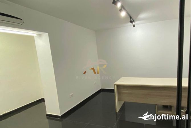 Jepet me qira ambjent biznesi tek Stacioni i Trenit