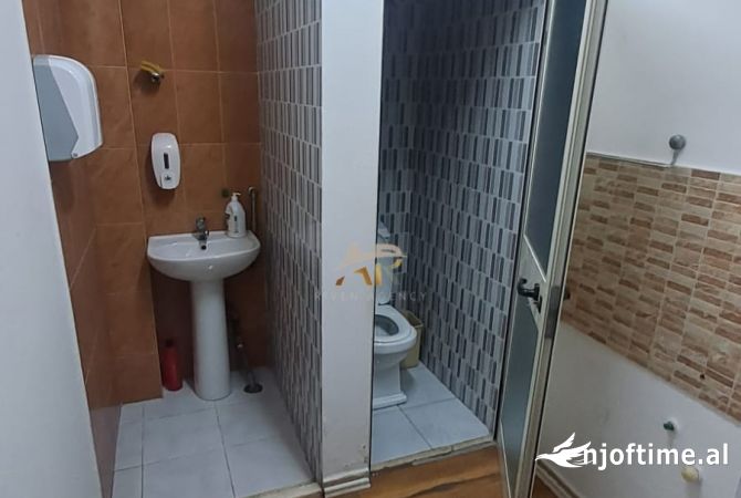 Jepet me qera ambjent biznesi tek 21 Dhjetori