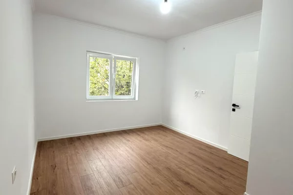 Shtepi ne shitje Apartament ne Tirane, 1+1, Mobilimi Bosh, pa mobiluar, Pagesa 125,000  Euro.