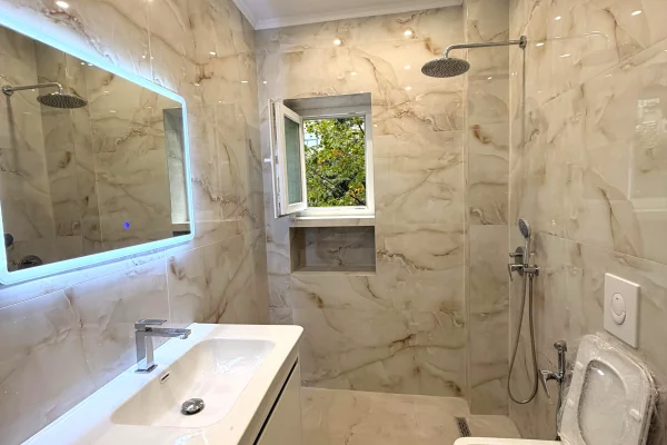 Shtepi ne shitje Apartament ne Tirane, 1+1, Mobilimi Bosh, pa mobiluar, Pagesa 125,000  Euro.