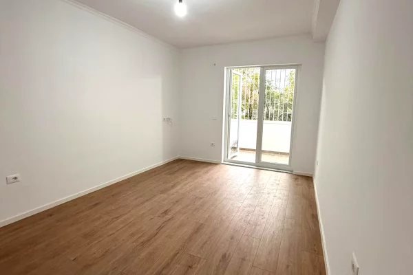 Shtepi ne shitje Apartament ne Tirane, 1+1, Mobilimi Bosh, pa mobiluar, Pagesa 125,000  Euro.
