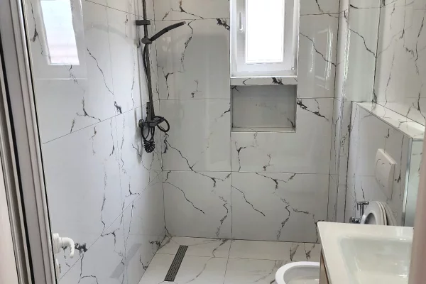 Shtepi ne shitje Apartament ne Tirane, 1+1, Mobilimi Bosh, pa mobiluar, Pagesa 95,000  Euro.