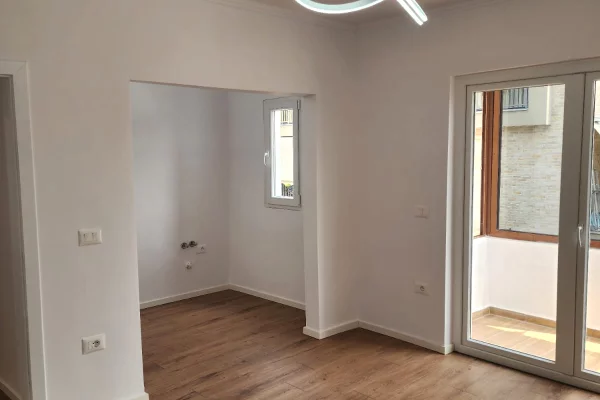 Shtepi ne shitje Apartament ne Tirane, 1+1, Mobilimi Bosh, pa mobiluar, Pagesa 95,000  Euro.