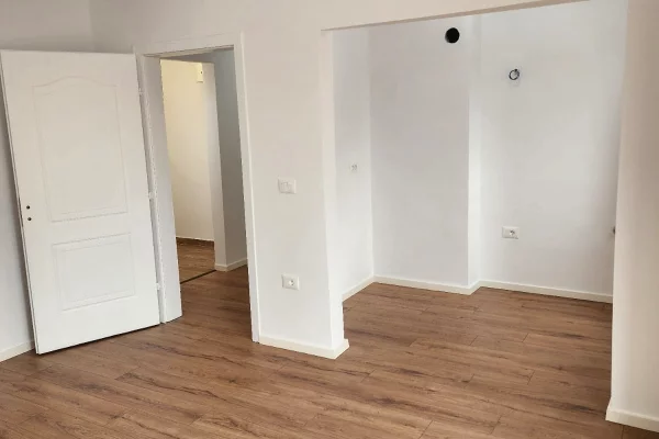 Shtepi ne shitje Apartament ne Tirane, 1+1, Mobilimi Bosh, pa mobiluar, Pagesa 95,000  Euro.