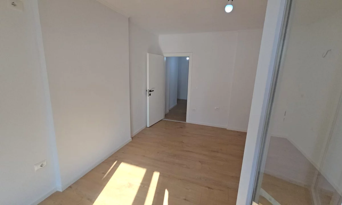Shtepi ne shitje Apartament ne Tirane, 2+1, Mobilimi Bosh, pa mobiluar, Pagesa 138,000  Euro.