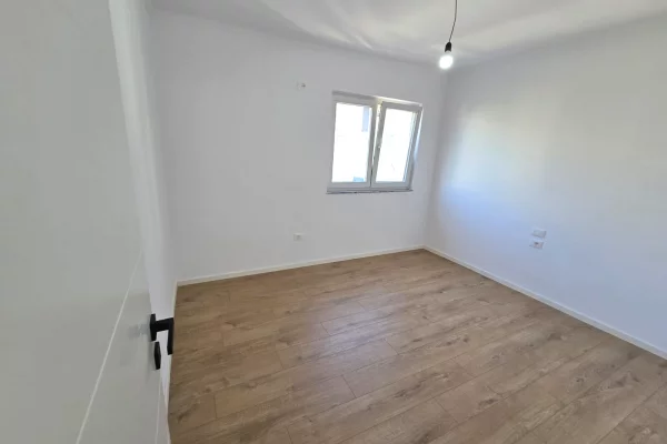 Shtepi ne shitje Apartament ne Tirane, 2+1, Mobilimi Bosh, pa mobiluar, Pagesa 138,000  Euro.