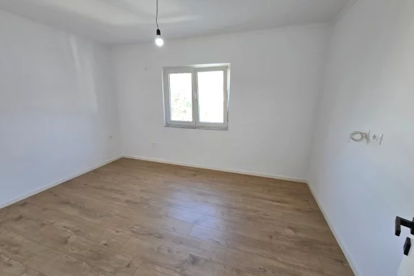 Shtepi ne shitje Apartament ne Tirane, 2+1, Mobilimi Bosh, pa mobiluar, Pagesa 138,000  Euro.