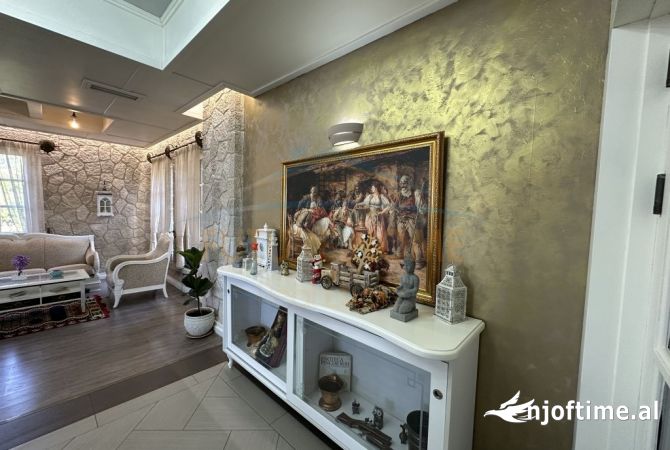 Ambiente Commerciale in Vendita 5+1 a Tirana - 3,000,000 Euro