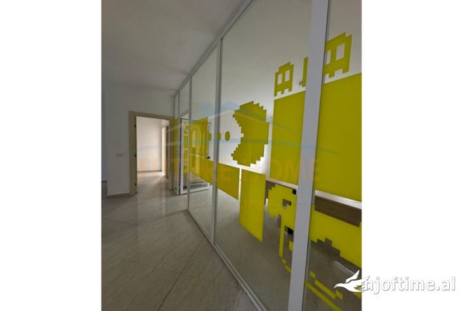 Ambiente Commerciale in Affitto 1+1 a Tirana - 2,000 Euro