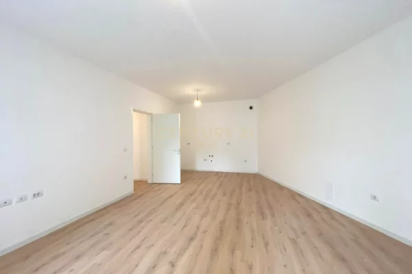Shtepi ne shitje Apartament ne Tirane, 2+1, Mobilimi Bosh, pa mobiluar, Pagesa 250,000  Euro.