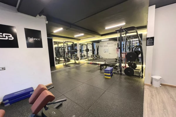 Shitet qender fitnesi ne zemer te Bllokut EL133086