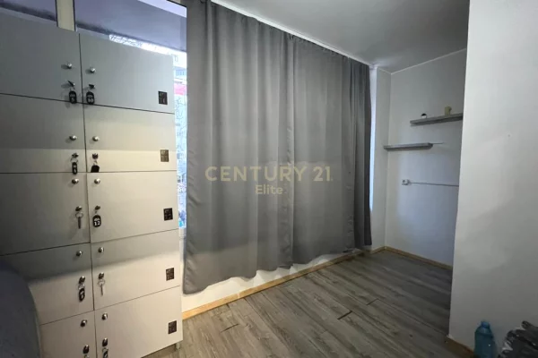 Shitet qender fitnesi ne zemer te Bllokut EL133086