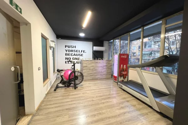 Shitet qender fitnesi ne zemer te Bllokut EL133086