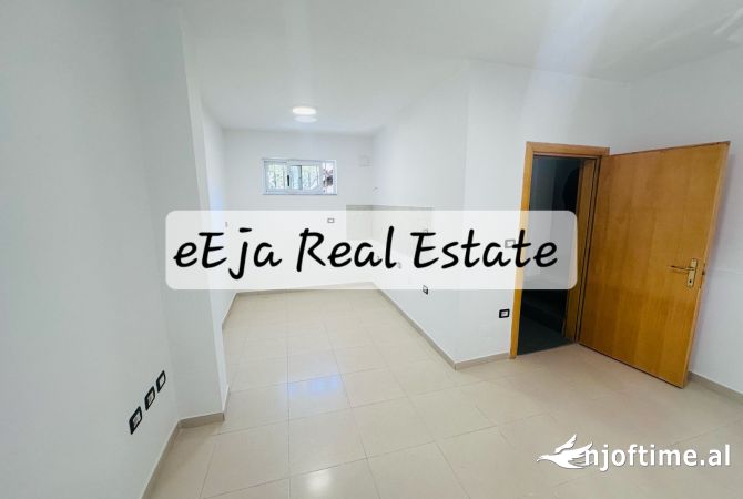 Ambiente Commerciale in Affitto 3+1 a Tirana - 500 Euro