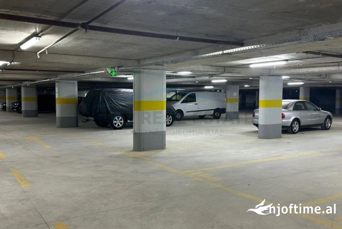 Ambiente Commerciale in Affitto 1+1 a Tirana - 2,000 Euro