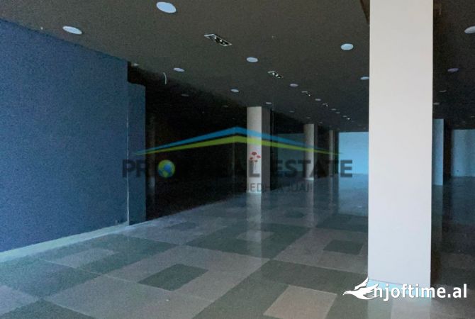 Ambiente Commerciale in Affitto 3+1 a Tirana - 2,625 Euro