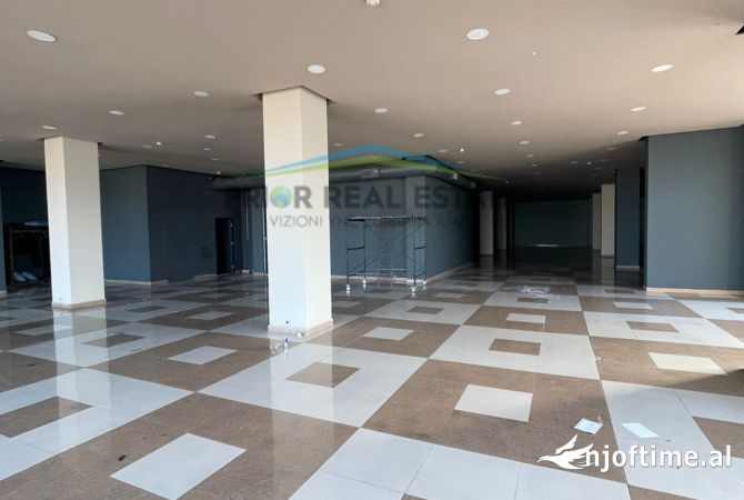 Ambiente Commerciale in Affitto 3+1 a Tirana - 2,625 Euro