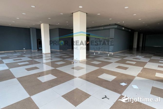 Ambiente Commerciale in Affitto 3+1 a Tirana - 2,625 Euro