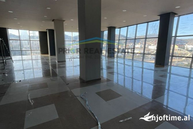 Ambiente Commerciale in Affitto 3+1 a Tirana - 2,625 Euro