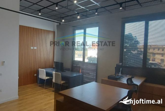 Ambiente Commerciale in Vendita 3+1 a Tirana - 126,600 Euro