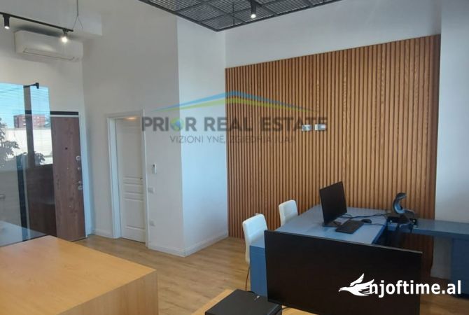 Ambiente Commerciale in Vendita 3+1 a Tirana - 126,600 Euro