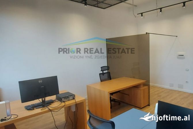 Ambiente Commerciale in Vendita 3+1 a Tirana - 126,600 Euro