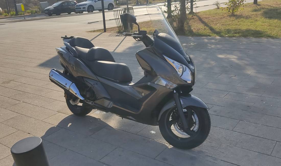 Shitet Honda Scooter 600 cc