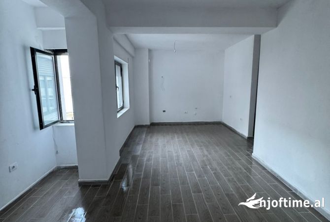 Shtepi ne shitje Apartament ne Tirane, 2+1, Mobilimi E mobiluar, Pagesa 185,000  Euro.