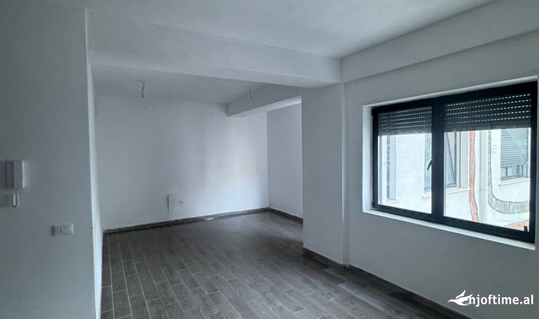 Shtepi ne shitje Apartament ne Tirane, 2+1, Mobilimi E mobiluar, Pagesa 185,000  Euro.