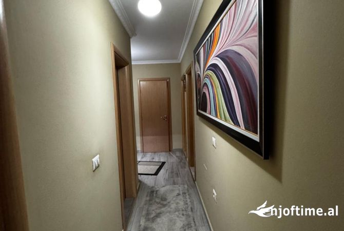 Shtepi ne shitje Apartament ne Tirane, 3+1, Mobilimi E mobiluar, Pagesa 185,000  Euro.