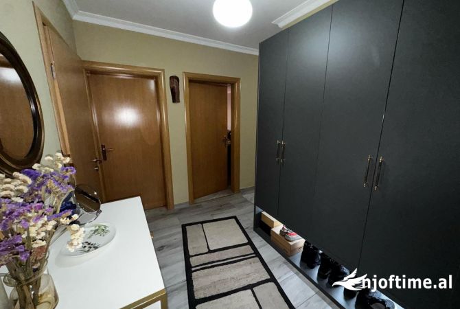 Shtepi ne shitje Apartament ne Tirane, 3+1, Mobilimi E mobiluar, Pagesa 185,000  Euro.