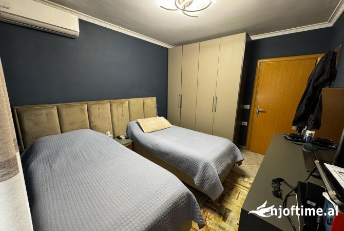 Shtepi ne shitje Apartament ne Tirane, 3+1, Mobilimi E mobiluar, Pagesa 185,000  Euro.