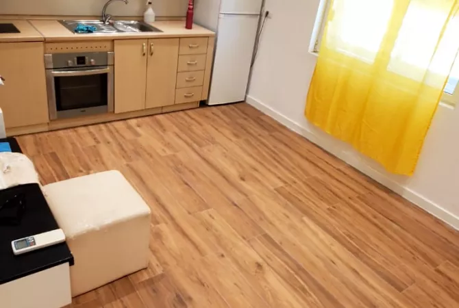 AMBIENT BIZNESI ME QERA - TEK MEDRESEJA, NGJITUR ME KLINIKEN GREKE,