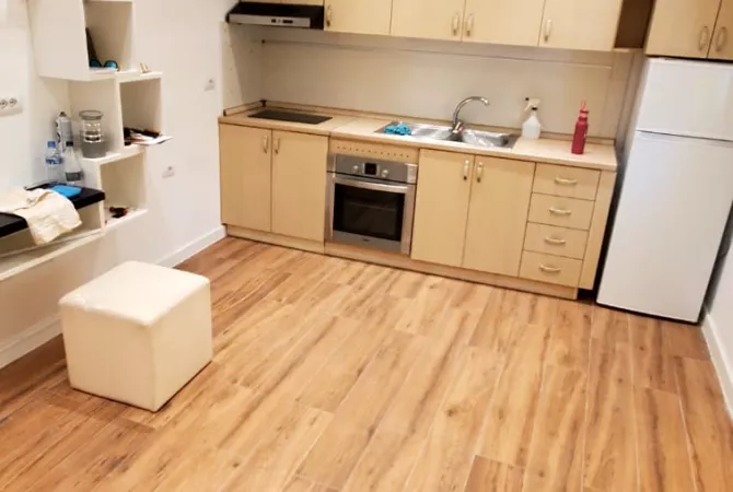 AMBIENT BIZNESI ME QERA - TEK MEDRESEJA, NGJITUR ME KLINIKEN GREKE,