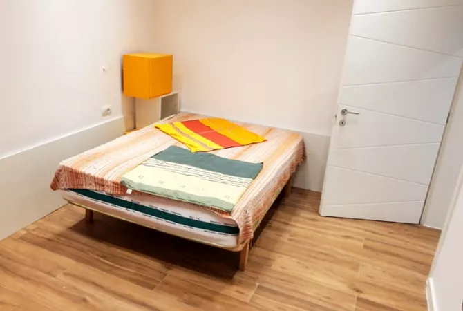 AMBIENT BIZNESI ME QERA - TEK MEDRESEJA, NGJITUR ME KLINIKEN GREKE,