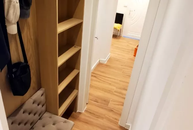 AMBIENT BIZNESI ME QERA - TEK MEDRESEJA, NGJITUR ME KLINIKEN GREKE,