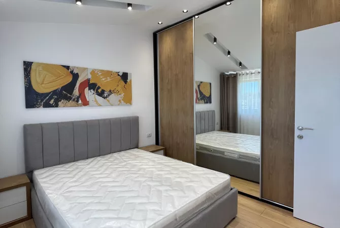 Shtepi ne shitje Apartament ne Tirane, 1+1, Mobilimi E mobiluar, Pagesa 93,000  Euro.