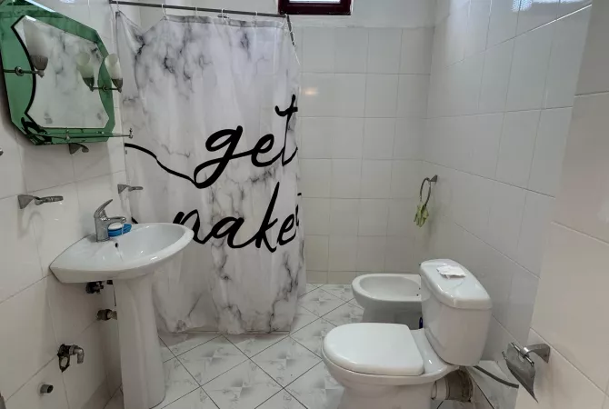 Shtepi ne shitje Apartament ne Tirane, 2+1, Mobilimi E mobiluar, Pagesa 129,000  Euro.