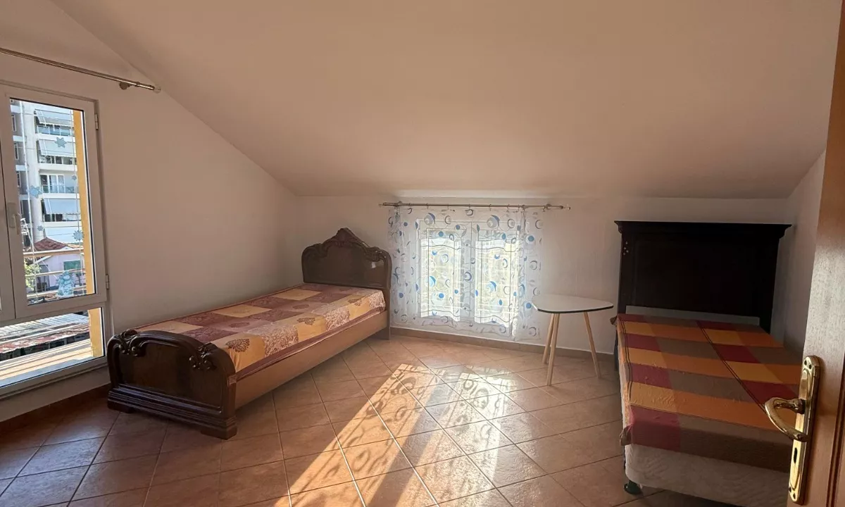 Shtepi me qera Apartament ne Tirane, 3+1, Mobilimi E mobiluar, Pagesa 450  Euro.