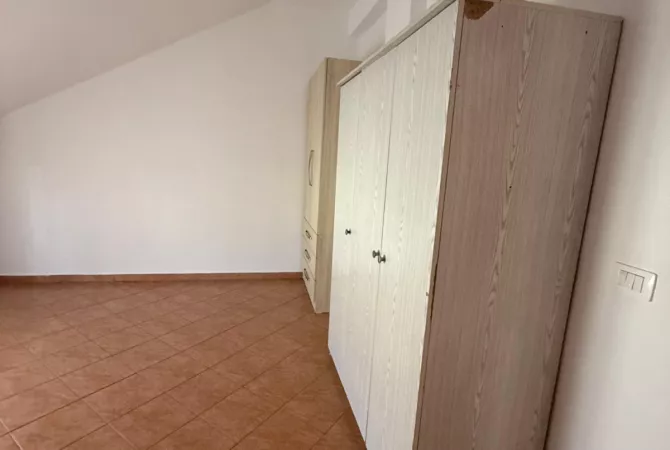 Shtepi me qera Apartament ne Tirane, 3+1, Mobilimi E mobiluar, Pagesa 450  Euro.